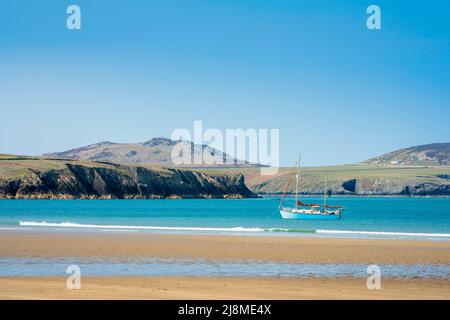 Plage de la côte du pays de Galles, vue sur un matin d'été d'un yacht amarré au large de la plage de Whitesands Bay sur la côte de Pembrokeshire, pays de Galles, Royaume-Uni Banque D'Images