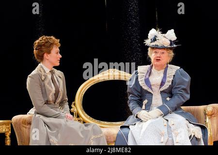 l-r: Laura Rogers (Lady Chiltern), Patricia Routledge (Lady Markby) dans UN MARI IDÉAL par Oscar Wilde au Chichester Festival Theatre, West Sussex, Angleterre 27/11/2014 design: Simon Higlett éclairage: Howard Harrison directeur: Rachel Kavanaugh Banque D'Images