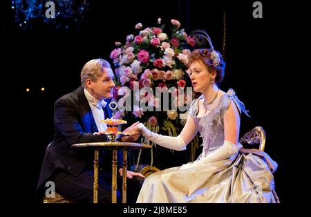 Robert Bathurst (Sir Robert Chiltern), Laura Rogers (Lady Chiltern) dans UN MARI IDÉAL par Oscar Wilde au Chichester Festival Theatre, West Sussex, Angleterre 27/11/2014 design: Simon Higlett éclairage: Howard Harrison directeur: Rachel Kavanaugh Banque D'Images