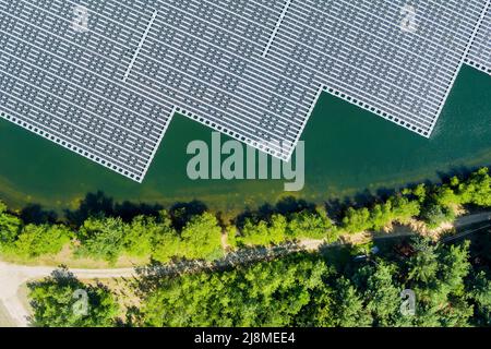 Panneaux solaires flottants sur l'eau dans l'étang avec vue aérienne Banque D'Images