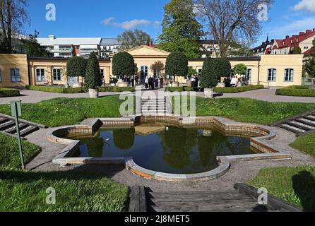 Le jardin Linnaeus est un jardin botanique situé à Svartbäcksgatan, à Uppsala, en Suède. Il porte le nom de Carl von Linné, mais a été fondé dès 1655 par Olof Rudbeck d.ä. Sur la photo: L'orangerie de Hårleman dans le jardin de Linnaeus. Banque D'Images