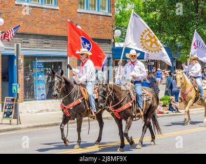 Des hommes sur des chevaux portant des drapeaux dans le Franklin Rodeo Parade Banque D'Images