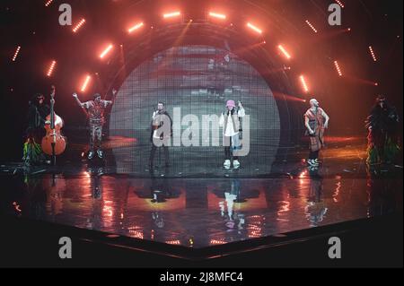 TURIN, PALA OLIMPICO, MAI 10th/12th/14th 2022: L'Orchestre de Kalush, vainqueurs de l'édition 2022, représentant l'Ukraine, se présentant en direct sur scène pour l'édition 66th du Concours Eurovision de la chanson. Banque D'Images