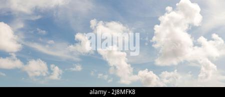 Panorama du ciel bleu avec des nuages blancs par temps clair Banque D'Images