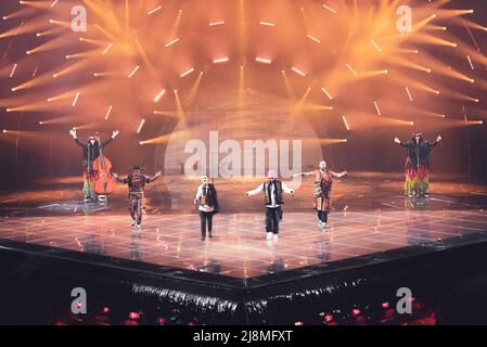 TURIN, PALA OLIMPICO, MAI 10th/12th/14th 2022: L'Orchestre de Kalush, vainqueurs de l'édition 2022, représentant l'Ukraine, se présentant en direct sur scène pour l'édition 66th du Concours Eurovision de la chanson. Banque D'Images