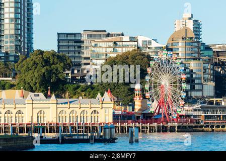 En fin d'après-midi, vous verrez Luna Park et ses appartements en grande roue et tour à Milsons point derrière lui, depuis Blues point sur le port de Sydney, Aust Banque D'Images