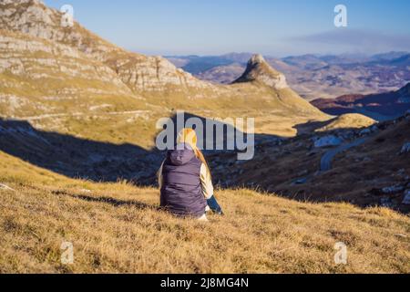 Monténégro. Femme touriste sur le fond du parc national de Durmitor. Passage en selle. Prairies alpines. Paysage de montagne. Voyagez autour du Monténégro Banque D'Images