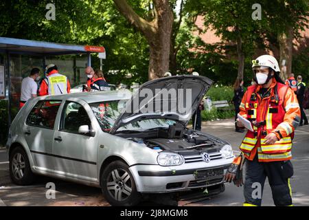 Delmenhorst, Allemagne. 17th mai 2022. Les pompiers sont en service sur les lieux de l'accident, une voiture endommagée est garée devant un arrêt d'autobus. Plusieurs personnes ont été blessées, certaines grièvement, dans un accident de la route impliquant deux voitures devant une école de formation professionnelle de Delmenhorst. Credit: Melissa Erichsen/dpa/Alay Live News Banque D'Images