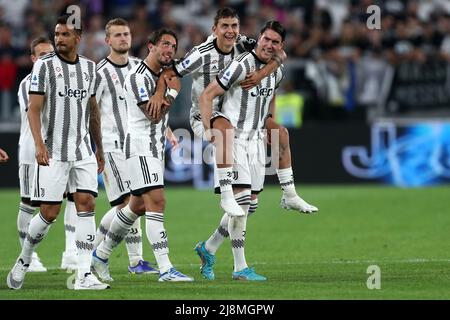 Turin, Italie. Mai 16 2022, Dusan Vlahovic et Paulo Dybala de Juventus FC regardent pendant la série Un match entre Juventus FC et SS Lazio au stade Allianz le 16 2022 mai à Turin, Italie. Banque D'Images
