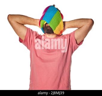 image amusante de l'homme barbu, pas de visage reconnaissable, couvrant son visage avec une écharpe aux couleurs lgbt. pride month. fond blanc isolé. Banque D'Images