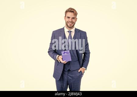 présent pour la journée des femmes. pdg réussi tenant boîte-cadeau. homme beau Banque D'Images