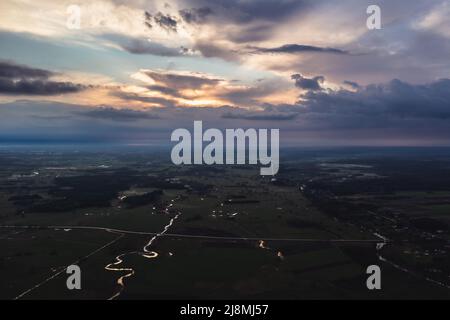 Vue en soirée sur les rivières Belczac et Liwiec, près du village de Poplin, dans la voïvodie polonaise de Masovie Banque D'Images