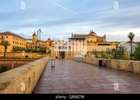 Pont romain et la Grande Mosquée (cathédrale de Mezquita) - Cordoue, Espagne Banque D'Images