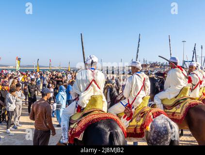 Troupe de Tbourida équestre ou Fantasia au Maroc manifestation de présentation du rallye historique 2020 qui a eu lieu le 16 mai 2022 à Essaouira, au Maroc Banque D'Images