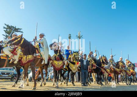 Troupe de Tbourida équestre ou Fantasia au Maroc manifestation de présentation du rallye historique 2020 qui a eu lieu le 16 mai 2022 à Essaouira, au Maroc Banque D'Images