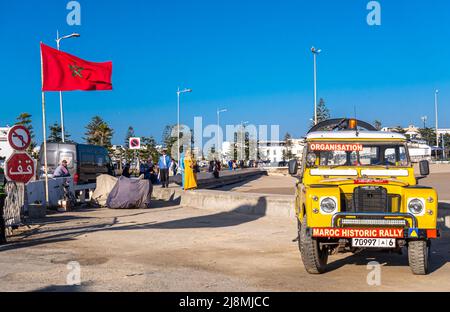 Maroc Rallye historique 2020 vitrine avec le personnel de l'organisation véhicule de yelow hors route et drapeau du Maroc événement qui a eu lieu le 16 mai 2022 à Essaouira Banque D'Images