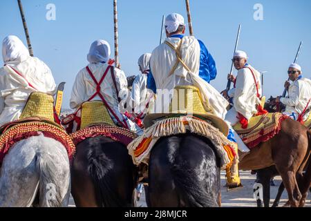 Troupe de Tbourida équestre ou Fantasia au Maroc manifestation de présentation du rallye historique 2020 qui a eu lieu le 16 mai 2022 à Essaouira, au Maroc Banque D'Images