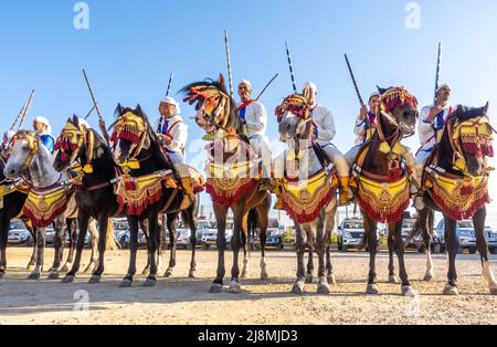 Troupe de Tbourida équestre ou Fantasia au Maroc manifestation de présentation du rallye historique 2020 qui a eu lieu le 16 mai 2022 à Essaouira, au Maroc Banque D'Images