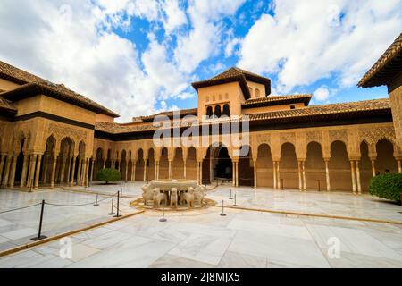 Cour des Lions dans les palais royaux de Nasrid - complexe de l'Alhambra - Grenade, Espagne Banque D'Images