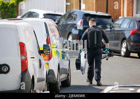 Londres, Royaume-Uni. 17th mai 2022. La police sur les lieux à Church Gardens, South Ealing à Londres. La police a été appelée à 00 h 10hrs le mardi 17 mai pour faire état d'une poignarder dans une allée au large des jardins de l'église. Une femme de 21 ans a subi un certain nombre de blessures par coups de couteau, elle a été déclarée morte sur les lieux. Crédit photo: Ben Cawthra/Sipa USA **NO UK SALES** crédit: SIPA USA/Alay Live News Banque D'Images