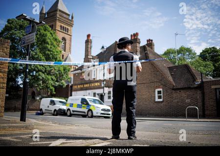 Londres, Royaume-Uni. 17th mai 2022. La police sur les lieux à Church Gardens, South Ealing à Londres. La police a été appelée à 00 h 10hrs le mardi 17 mai pour faire état d'une poignarder dans une allée au large des jardins de l'église. Une femme de 21 ans a subi un certain nombre de blessures par coups de couteau, elle a été déclarée morte sur les lieux. Crédit photo: Ben Cawthra/Sipa USA **NO UK SALES** crédit: SIPA USA/Alay Live News Banque D'Images