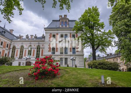 Château à la limite du parc de Pszczynski dans la ville de Pszczynna, région de Silésie en Pologne Banque D'Images