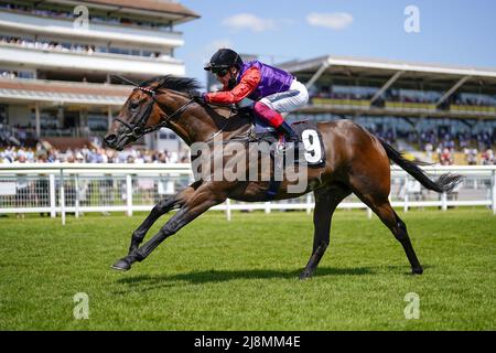 Photo du dossier datée du 16-07-2021 de Frankie Dettori Riding Reach for the Moon rentre à la maison pour gagner les piquets de Novice bet365 de EBF à l'hippodrome de Newbury. Un temps Derby espoir atteindre la Lune est difficile à opposer sur son retour tardif à l'action dans les piquets de Héron de Corail à Sandown. Date de publication : le mardi 17 mai 2022. Banque D'Images