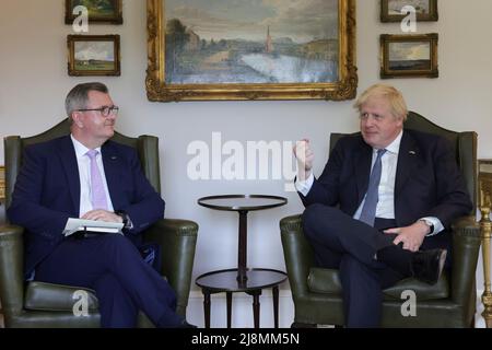 BELFAST, le 17 mai 2022 (Xinhua) -- le Premier ministre britannique Boris Johnson (R) rencontre le leader du Parti unioniste démocratique (DUP) Jeffrey Donaldson lors de sa visite à Belfast, en Irlande du Nord, en Grande-Bretagne, le 16 mai 2022. (Andrew Parsons/No 10 Downing Street/document via Xinhua) Banque D'Images