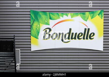 Saint Priest, France - 16 mai 2020 : logo Bonduelle sur un mur. Bonduelle est une entreprise française de production de légumes transformés Banque D'Images