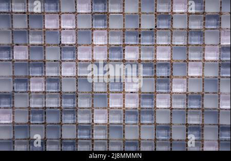Gros plan sur un carrelage en mosaïque de verre dans la salle de bains Banque D'Images
