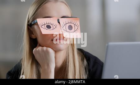 Femme fatiguée responsable non motivé avec des autocollants sur les yeux assis au bureau dormir sur le lieu de travail fatigue chronique femme d'affaires paresseuse au bureau épuisée na Banque D'Images