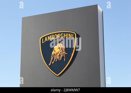 Dardilly, France - 13 juin 2021 : logo Lamborghini sur un panneau. Lamborghini est une marque italienne et un fabricant de voitures de luxe et de voitures de sport Banque D'Images