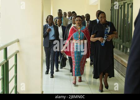 Nakuru, Kenya. 16th mai 2022. Le juge en chef du Kenya Martha Koome (R) et le juge en chef adjoint Philomena Mwilu (L) marchent dans les couloirs de la cour lors du lancement du modèle de systèmes de justice alternatifs et de la Cour des petites créances dans les tribunaux de Nakuru. Le système judiciaire du Kenya a lancé le modèle des systèmes de justice alternatifs pour rendre la justice plus accessible et plus abordable et pour faire face à l'arriéré des affaires devant les tribunaux. Crédit : SOPA Images Limited/Alamy Live News Banque D'Images