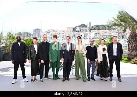 Cannes, France. 17th mai 2022. Le réalisateur français Ladj Ly, l'actrice italienne Jasmine Trinca, le réalisateur norvégien Joachim Trèves, l'actrice britannique Rebecca Hall, le Président du jury Vincent Lindon, l'actrice indienne Deepika Padukone le réalisateur iranien Asghar Farhadi, L'actrice suédoise Noomi Rapace et le réalisateur américain Jeff Nichols pendant le jury Photocall dans le cadre du Festival international du film de Cannes 75th, à Cannes, en France, le 17 mai 2022. Photo de David Niviere/ABACAPRESS.COM crédit: Abaca Press/Alay Live News Banque D'Images