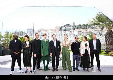 Cannes, France. 17th mai 2022. Le réalisateur français Ladj Ly, l'actrice italienne Jasmine Trinca, le réalisateur norvégien Joachim Trèves, l'actrice britannique Rebecca Hall, le Président du jury Vincent Lindon, l'actrice indienne Deepika Padukone le réalisateur iranien Asghar Farhadi, L'actrice suédoise Noomi Rapace et le réalisateur américain Jeff Nichols pendant le jury Photocall dans le cadre du Festival international du film de Cannes 75th, à Cannes, en France, le 17 mai 2022. Photo de David Niviere/ABACAPRESS.COM crédit: Abaca Press/Alay Live News Banque D'Images