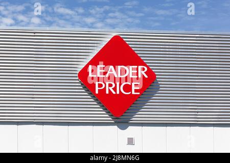 Villefranche, France - 11 juin 2017 : logo leader Price sur un mur. Leader Price est une chaîne de magasins à prix réduit française du Groupe Casino Banque D'Images