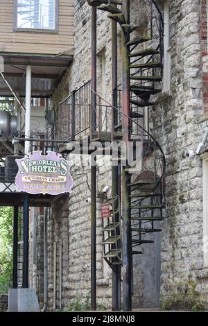 Escalier rustique Old Spiral derrière l'hôtel de la Nouvelle-Orléans à Eureka Springs, Arkansas Banque D'Images