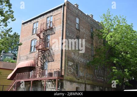 Panneaux fantômes sur un ancien bâtiment à Eureka Springs, Arkansas Banque D'Images