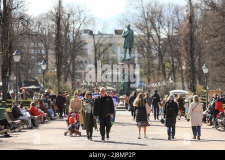 Helsinki, Finlande. 14th mai 2022. Personnes marchant dans l'Esplanade Park à Helsinki. De nombreux touristes sont venus à Helsinki en mai 2022 à cause du Championnat du monde de hockey sur glace. Les gens du coin marchent également dans les rues et apprécient le bon temps. (Photo de Takimoto Marina/SOPA Images/Sipa USA) crédit: SIPA USA/Alay Live News Banque D'Images