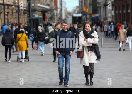 Helsinki, Finlande. 14th mai 2022. Les gens qui marchent dans la rue Aleksanterinkatu près du grand magasin Stockmann. De nombreux touristes sont venus à Helsinki en mai 2022 à cause du Championnat du monde de hockey sur glace. Les gens du coin marchent également dans les rues et apprécient le bon temps. (Photo de Takimoto Marina/SOPA Images/Sipa USA) crédit: SIPA USA/Alay Live News Banque D'Images