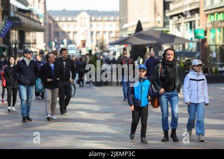 Helsinki, Finlande. 14th mai 2022. Les gens marchent dans la rue Mikonkatu. De nombreux touristes sont venus à Helsinki en mai 2022 à cause du Championnat du monde de hockey sur glace. Les gens du coin marchent également dans les rues et apprécient le bon temps. (Photo de Takimoto Marina/SOPA Images/Sipa USA) crédit: SIPA USA/Alay Live News Banque D'Images