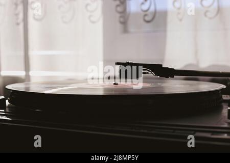 Lecture de disques vinyles classiques en gros plan à la lumière du jour Banque D'Images