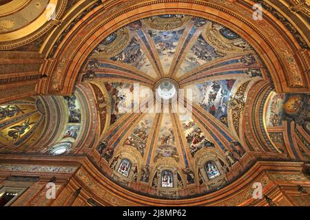 Plafond décoré de fresques de la basilique San Francisco el Grande, Madrid, Espagne Banque D'Images