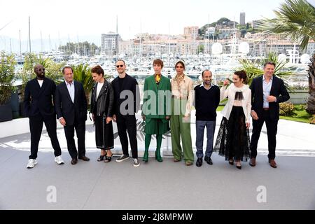 Cannes, France. 17th mai 2022. 75th Festival de Cannes 2022, jury Photocall. Photo : Vincent Lindon, Rebecca Hall, Jasmine Treincfa, Deepika Padukone, Noomi Rapace, Jeff Nichols, Joachim Trèves, Ladj Ly, Asghar Fahradi crédit: Agence de photo indépendante/Alamy Live News Banque D'Images