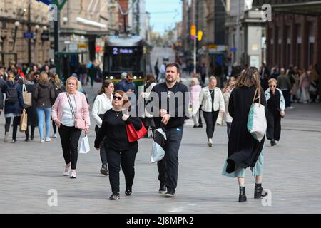 Helsinki, Finlande. 14th mai 2022. Les gens qui marchent dans la rue Aleksanterinkatu près du grand magasin Stockmann. De nombreux touristes sont venus à Helsinki en mai 2022 à cause du Championnat du monde de hockey sur glace. Les gens du coin marchent également dans les rues et apprécient le bon temps. (Credit image: © Takimoto Marina/SOPA Images via ZUMA Press Wire) Banque D'Images