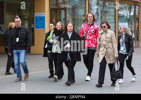 Helsinki, Finlande. 14th mai 2022. Les gens marchent dans la rue Mannerheimintie. De nombreux touristes sont venus à Helsinki en mai 2022 à cause du Championnat du monde de hockey sur glace. Les gens du coin marchent également dans les rues et apprécient le bon temps. (Credit image: © Takimoto Marina/SOPA Images via ZUMA Press Wire) Banque D'Images