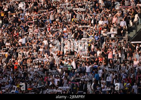 Les supporters de Juventus lors du match de football Serie A entre Juventus FC et Bologne au stade Allianz, le 16 avril 2022 à Turin, en Italie Banque D'Images