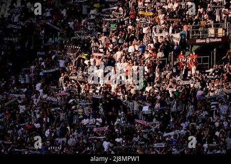 Les supporters de Juventus lors du match de football Serie A entre Juventus FC et Bologne au stade Allianz, le 16 avril 2022 à Turin, en Italie Banque D'Images