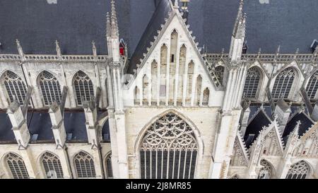 MECHELEN, Malines, Anvers, BELGIQUE, mai 16, 2022, détail de la façade de la tour et du toit de la cathédrale Saint-Rumbold vu du sud depuis le dessus, vue aérienne sur les drones, à Mechelen, Belgique. . Photo de haute qualité Banque D'Images