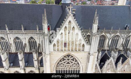 MECHELEN, Malines, Anvers, BELGIQUE, mai 16, 2022, détail de la façade de la tour et du toit de la cathédrale Saint-Rumbold vu du sud depuis le dessus, vue aérienne sur les drones, à Mechelen, Belgique. . Photo de haute qualité Banque D'Images